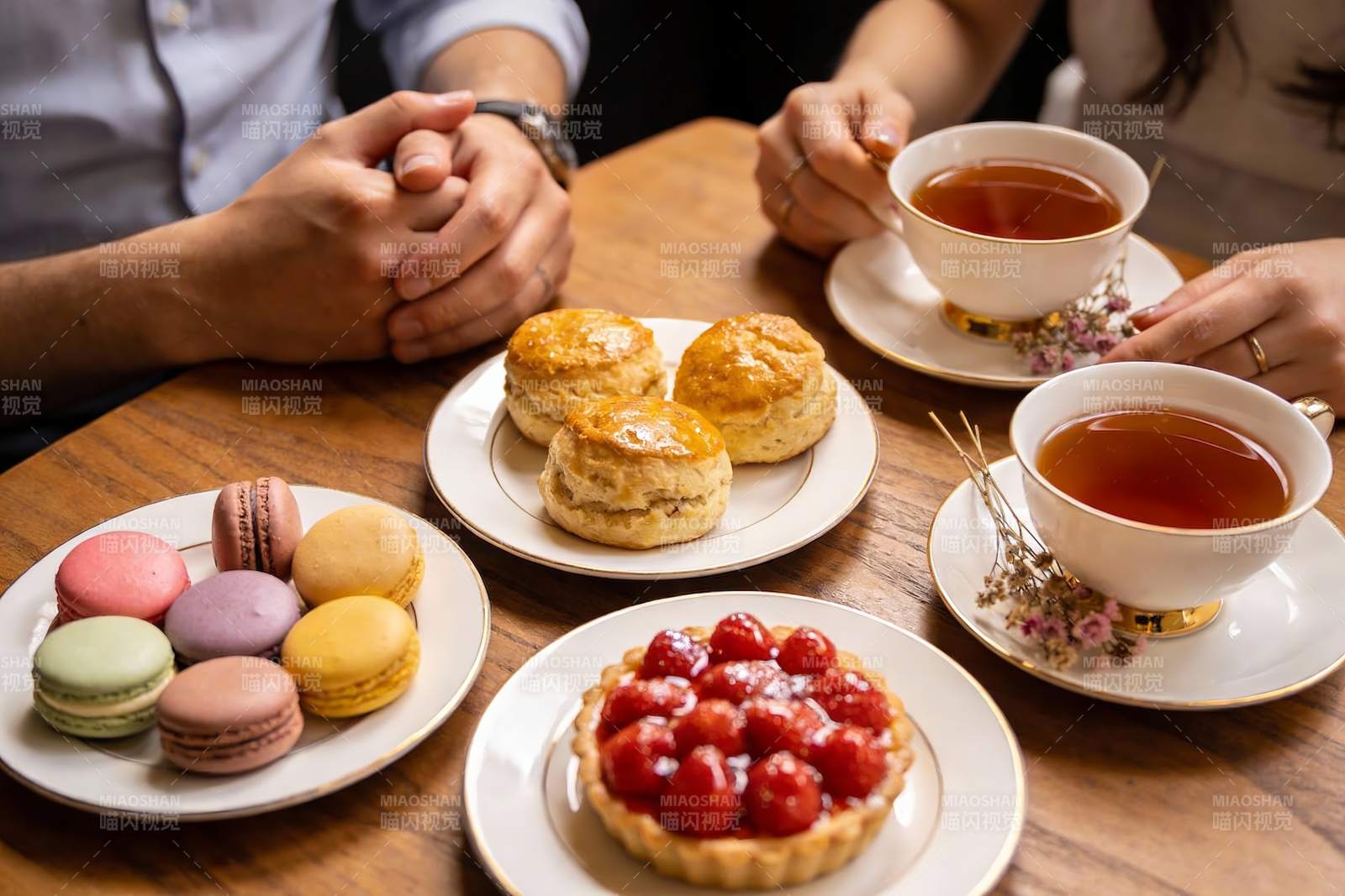 两人下午茶甜点与红茶图片