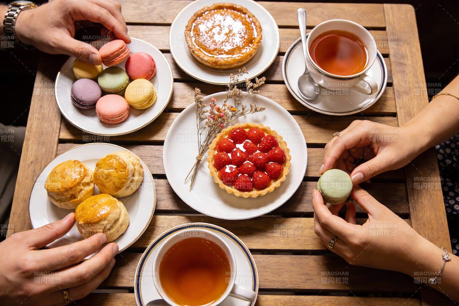 多人共享下午茶甜点与红茶图片