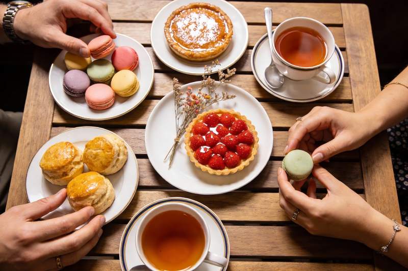 多人共享下午茶甜点与红茶图片