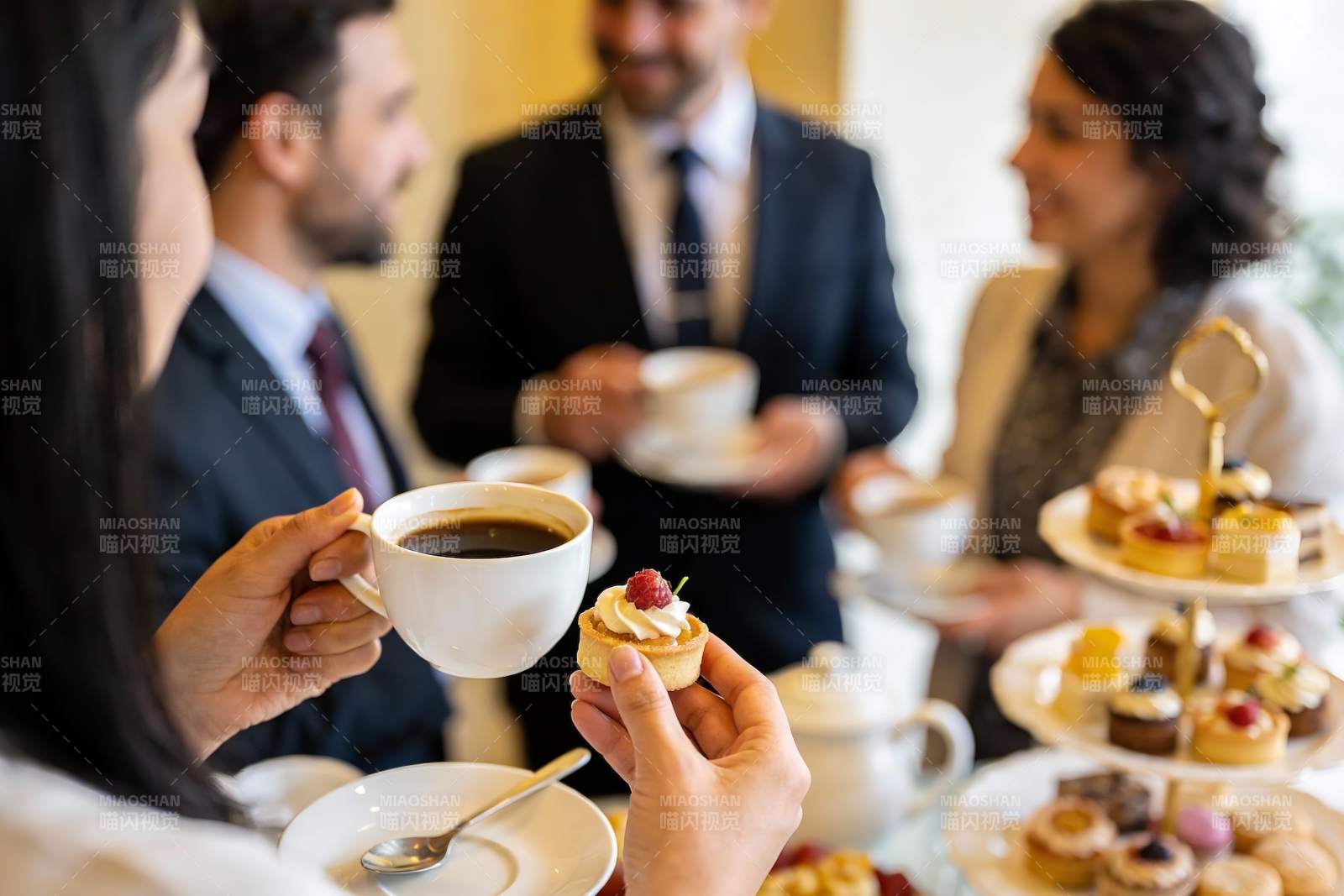 商务人士下午茶聚会图片