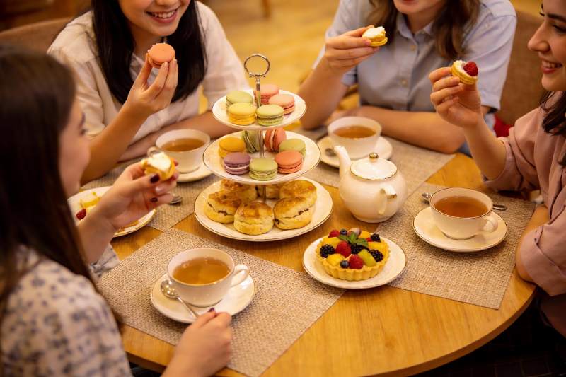 四位女士享用下午茶点心图片