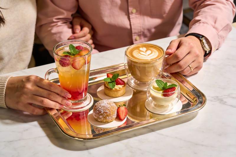 情侣共享下午茶甜品与饮品图片