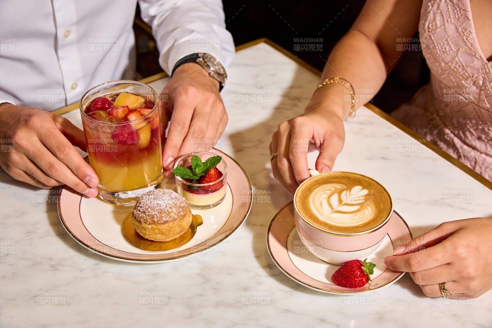 情侣共享下午茶时光图片