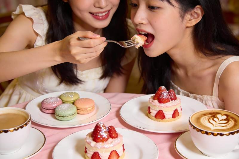 两位女士共享甜点与咖啡图片