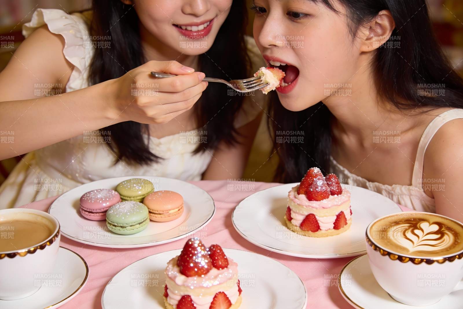 两位女士共享甜点与咖啡图片