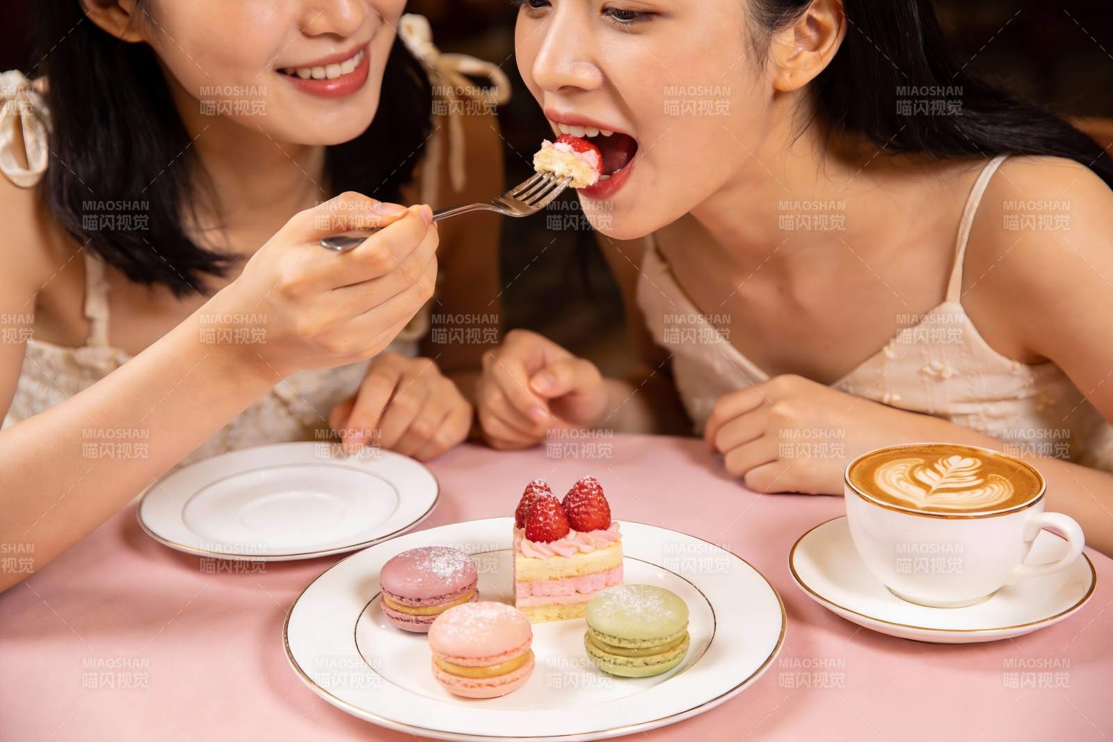 两位女士共享甜点与咖啡图片