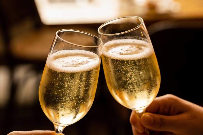 双手举杯庆祝香槟碰杯图片