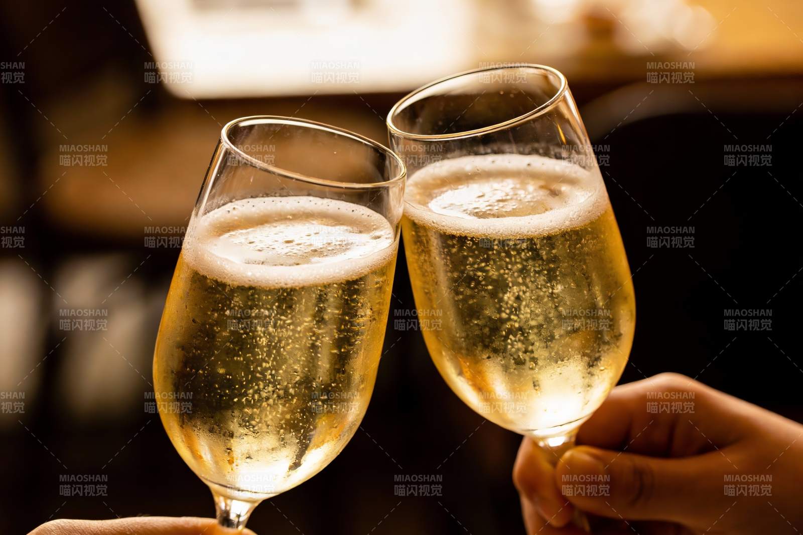 双手举杯庆祝香槟碰杯图片