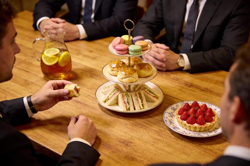 商务人士下午茶聚餐场景图片