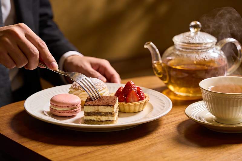 下午茶时光甜点与热茶图片