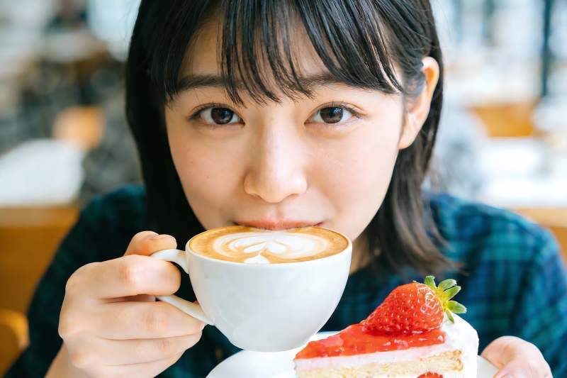 女子咖啡店享用甜点图片