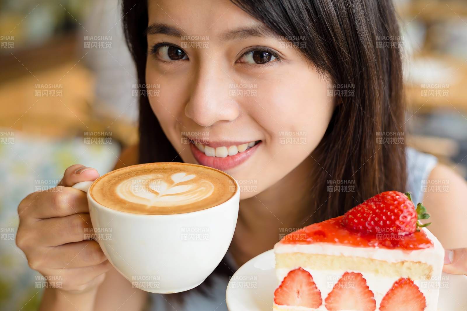 女子咖啡甜品微笑特写图片