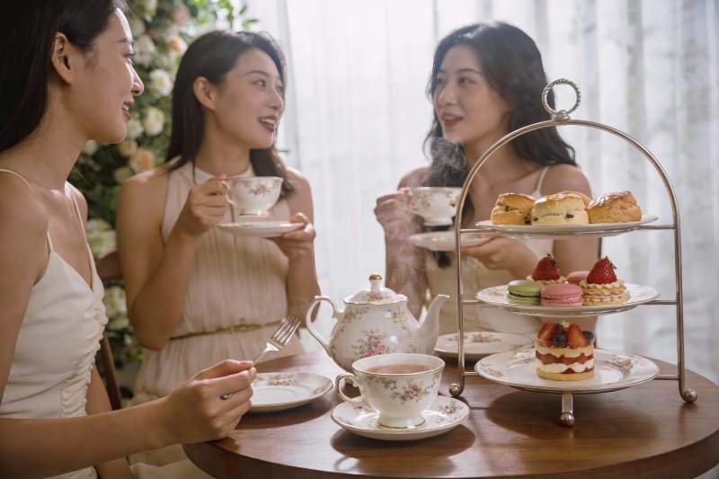 三位女士下午茶聚会温馨场景图片