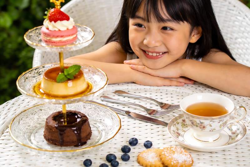小女孩与精致下午茶点心图片