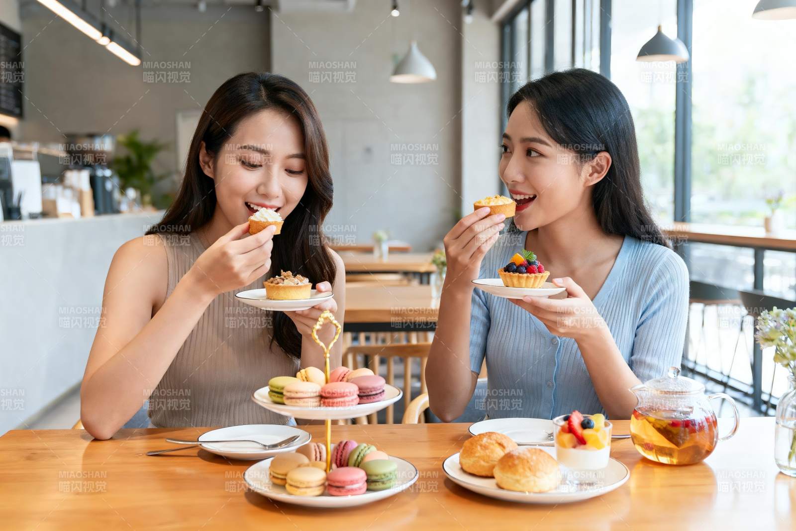 两位女士在咖啡馆享用甜点图片