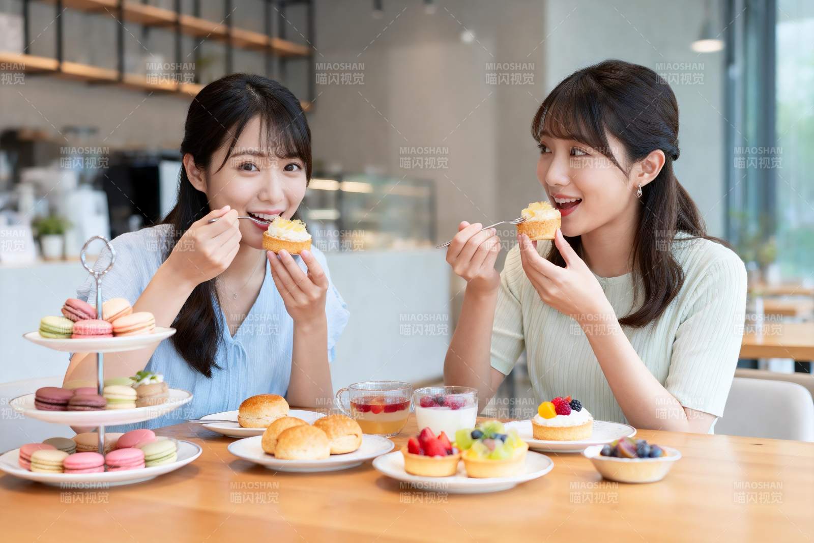 两位女士在咖啡馆享用甜点图片