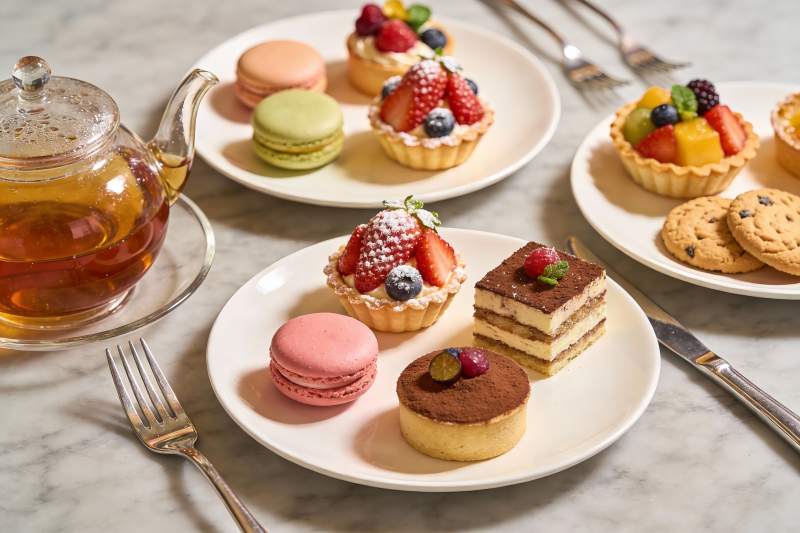 精致下午茶甜点与茶具摆盘图片