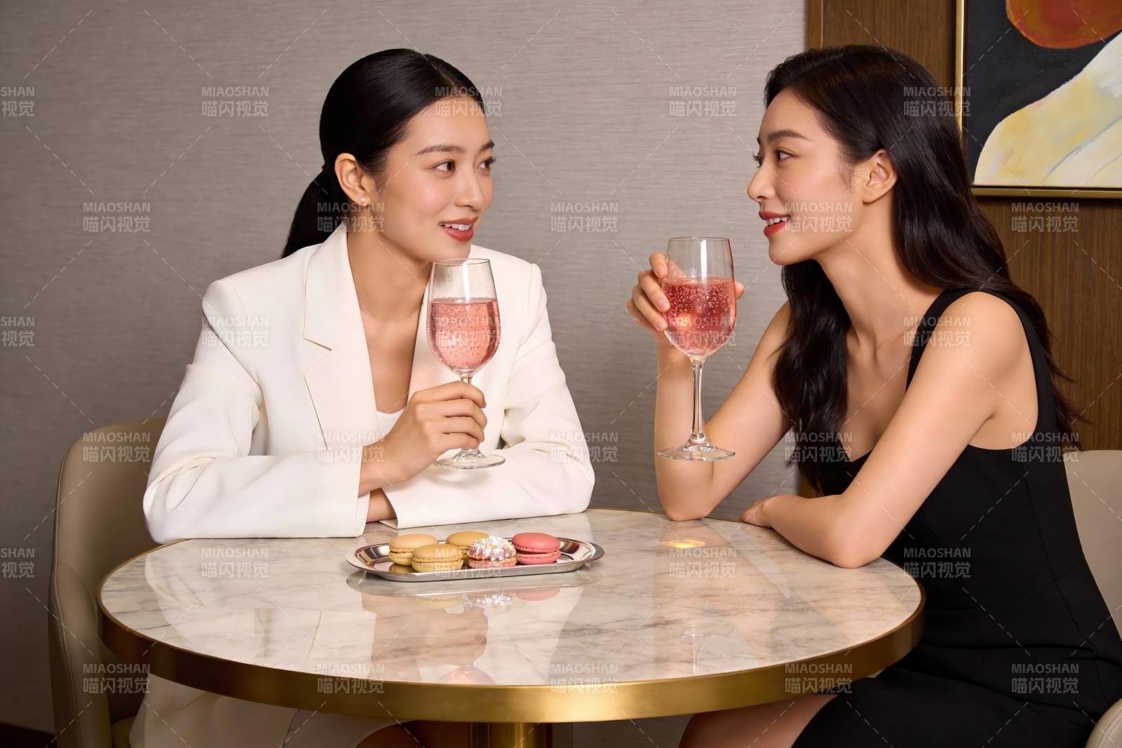 两位女士红酒下午茶图片