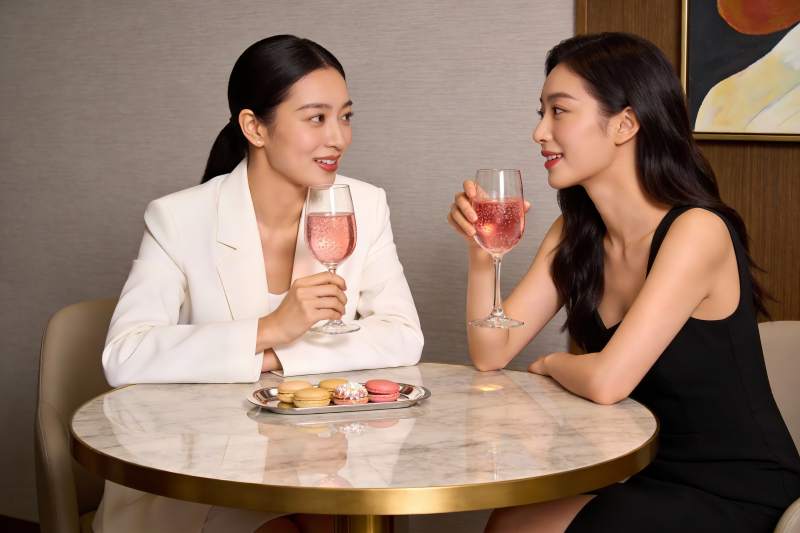 两位女士红酒下午茶图片