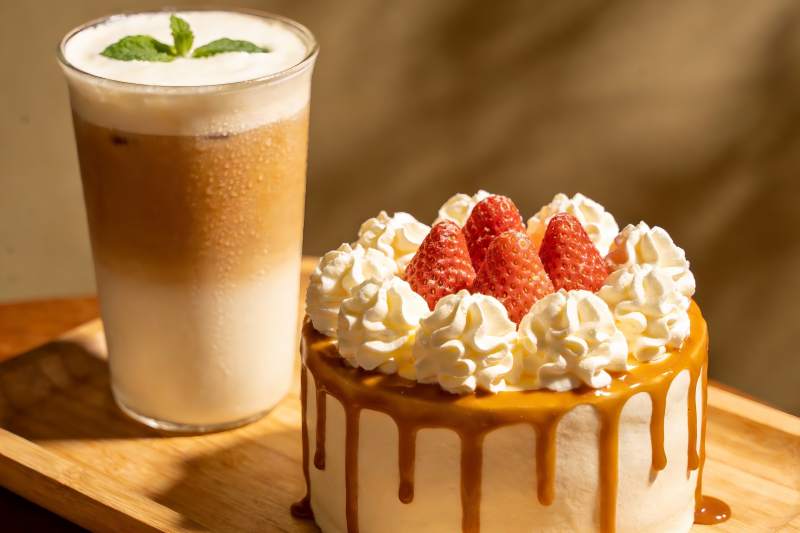 饮品与蛋糕精美摆拍图片