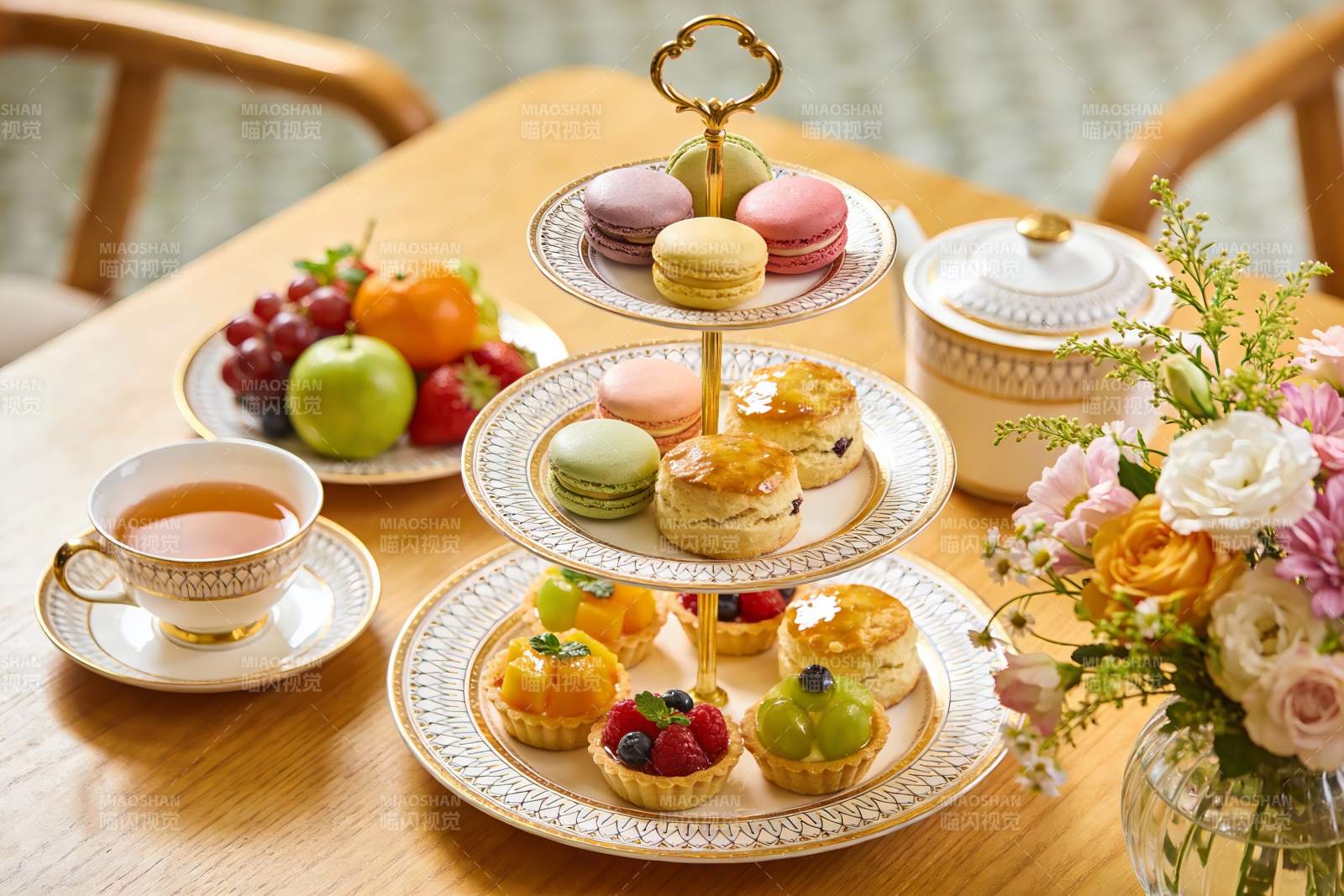 精致下午茶点心与鲜花摆盘图片