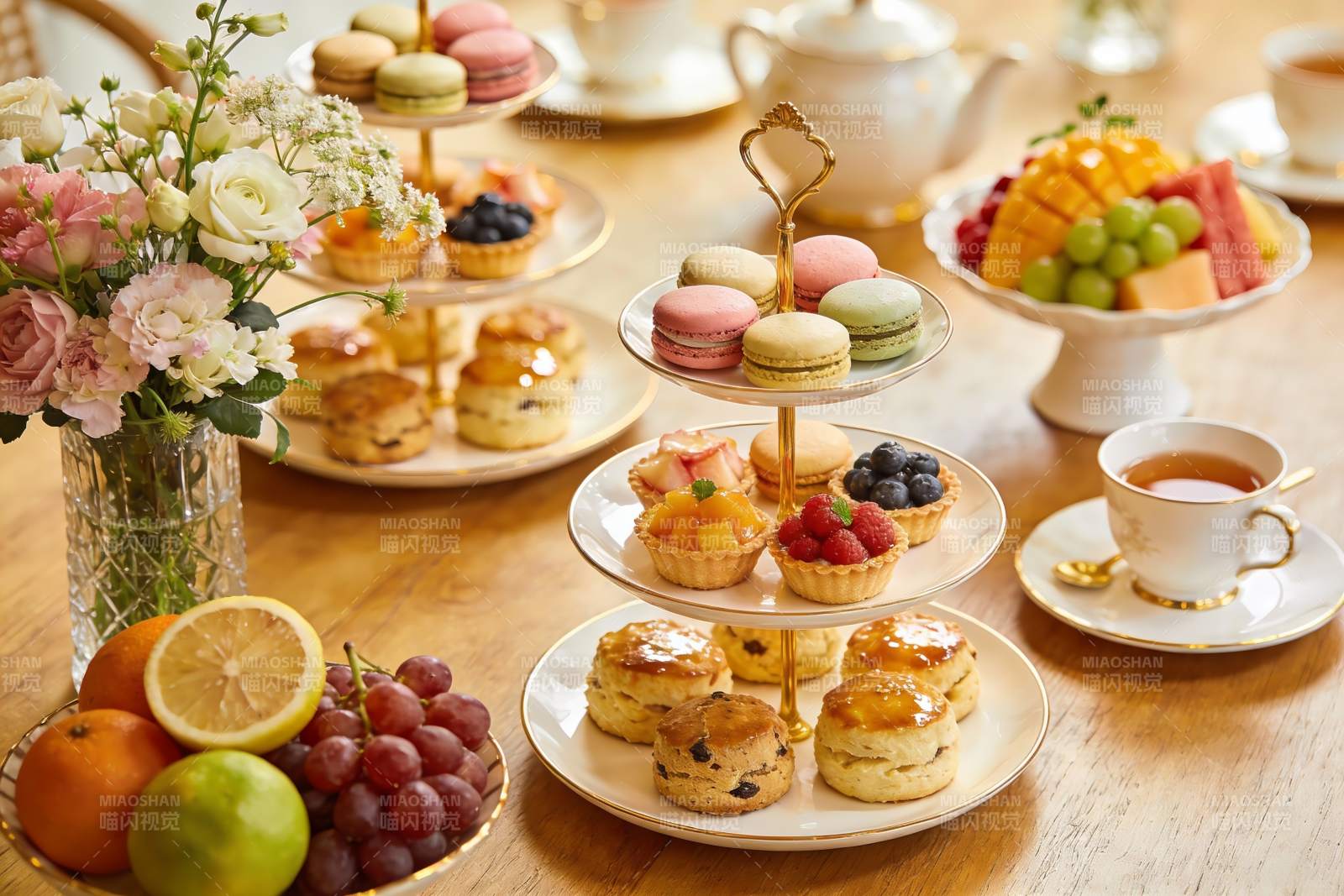 精致下午茶甜点与水果摆盘图片