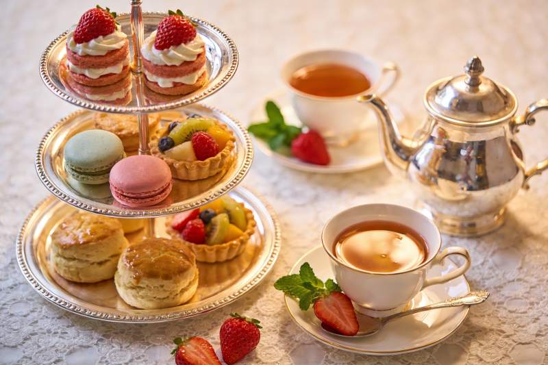 精致下午茶甜点与茶具摆盘图片