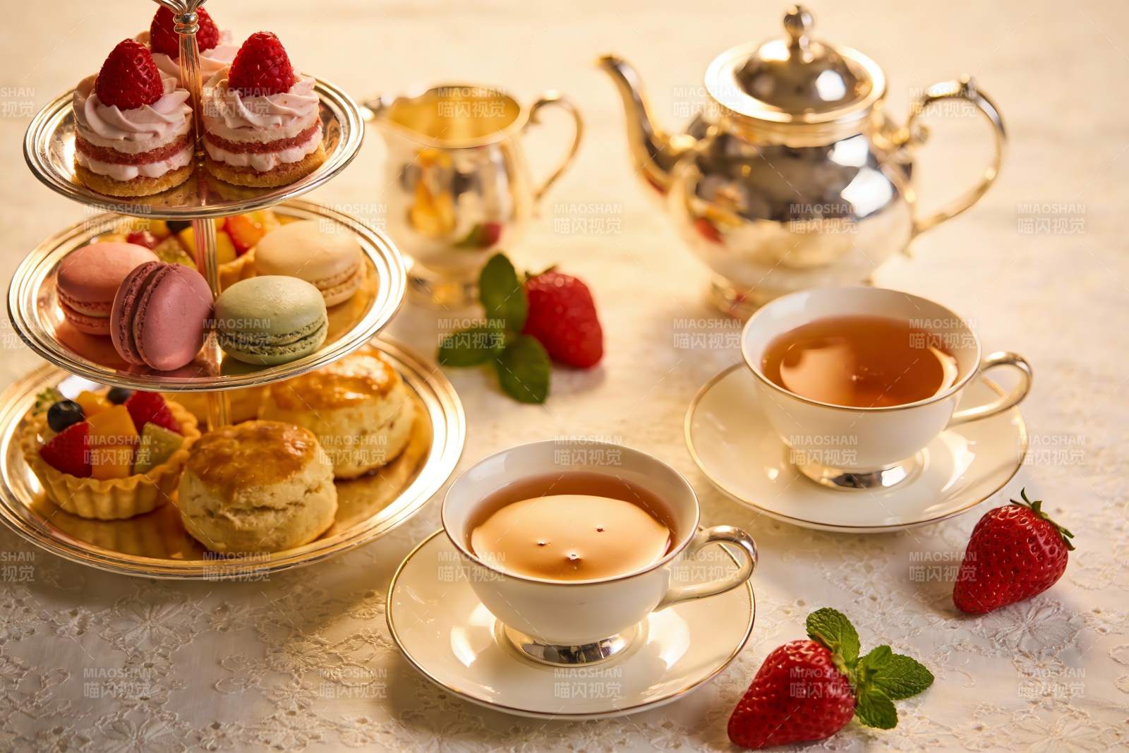 精致下午茶甜点与红茶摆盘图片