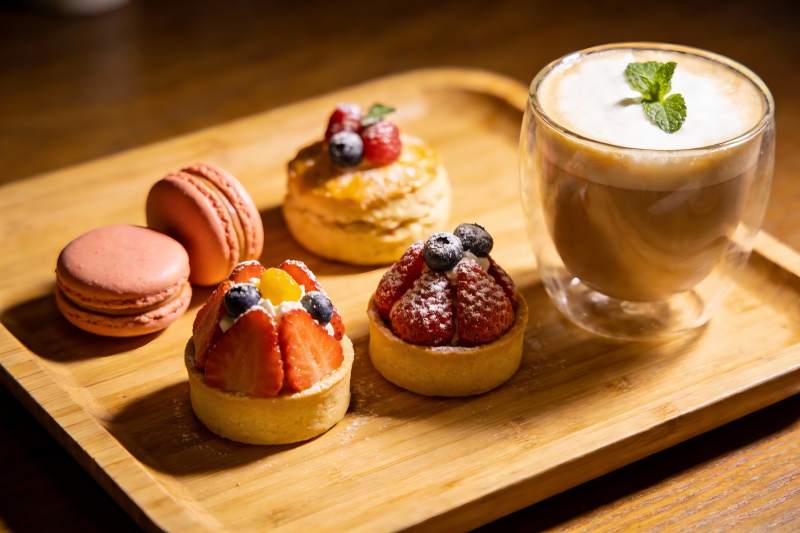 木质托盘上的甜点与咖啡图片