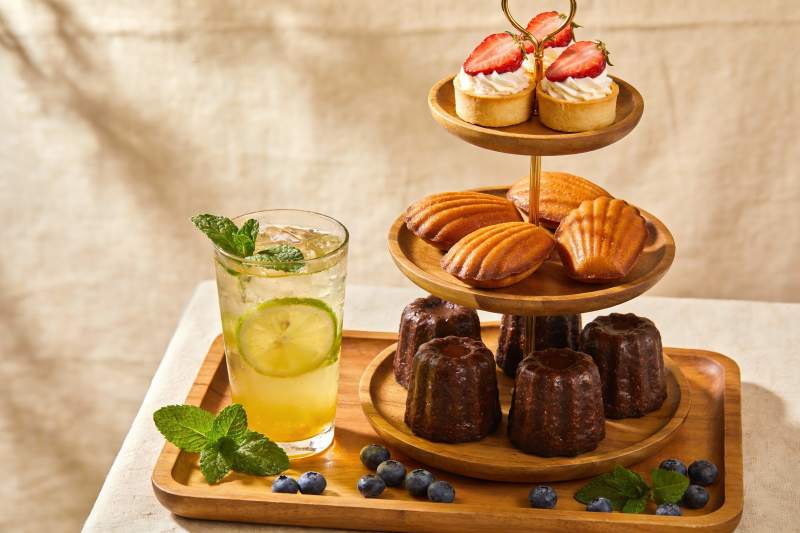 三层甜点架配饮品图片