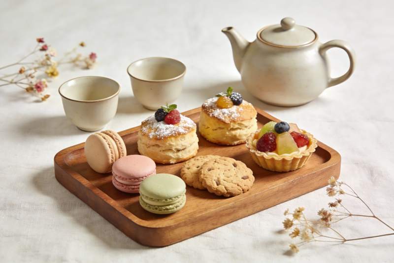 精致下午茶点心与茶具摆拍图片