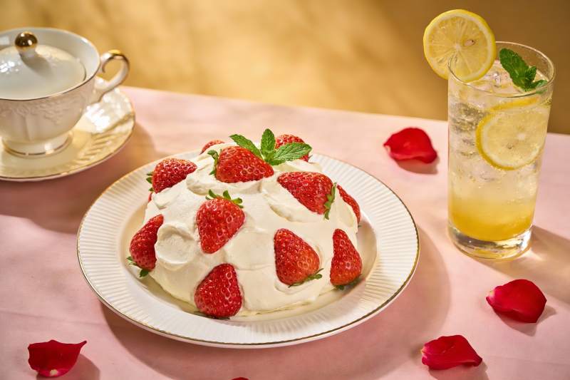 草莓奶油蛋糕配柠檬饮品图片