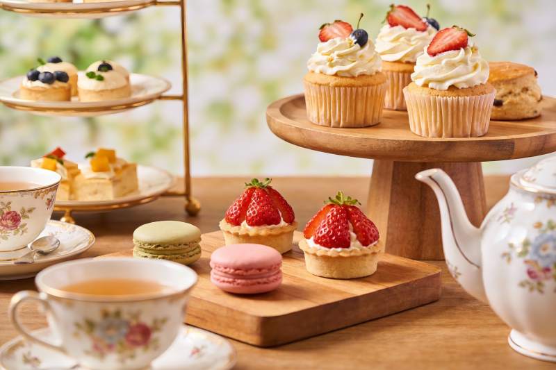 精致下午茶甜点与茶具摆盘图片