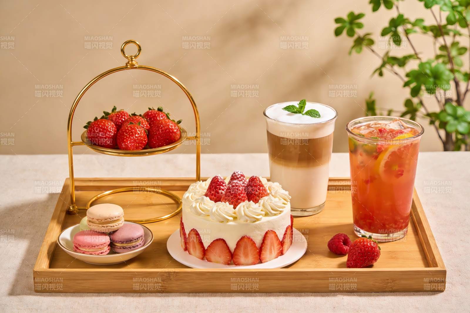 草莓甜品与饮品精美摆盘图片