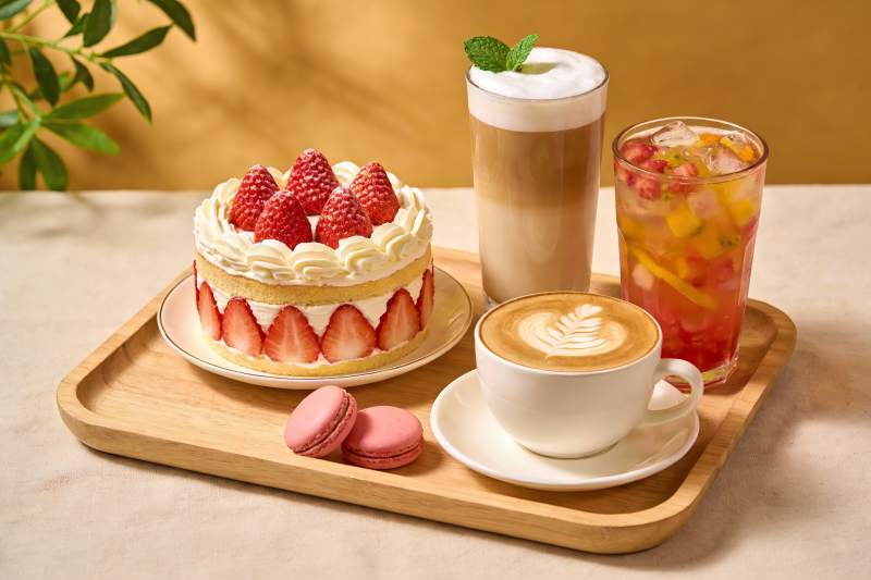 草莓甜点与饮品摆盘图片