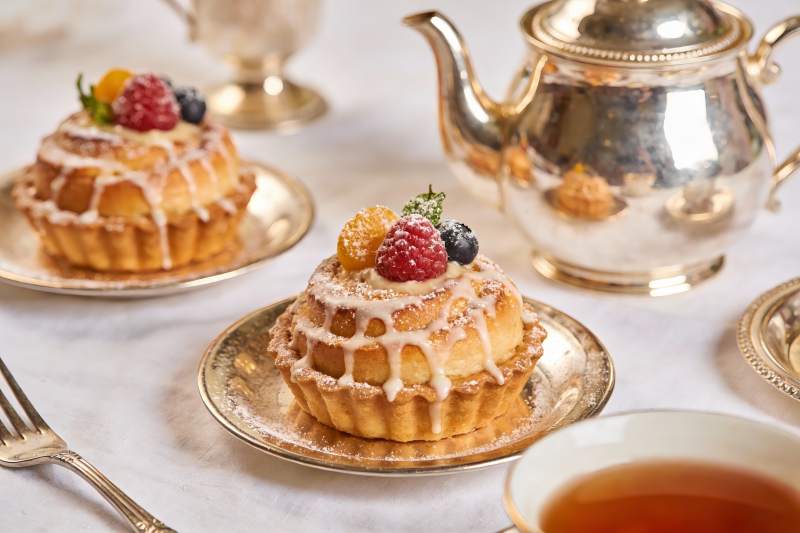 精致甜点与银壶茶具摆拍图片