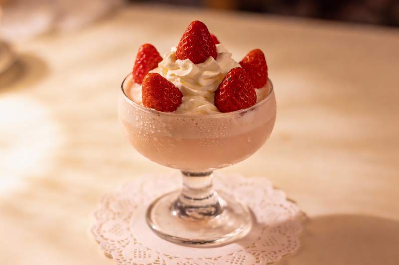 草莓奶油甜品特写图片