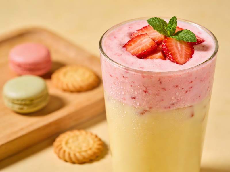 草莓奶昔搭配马卡龙与饼干图片