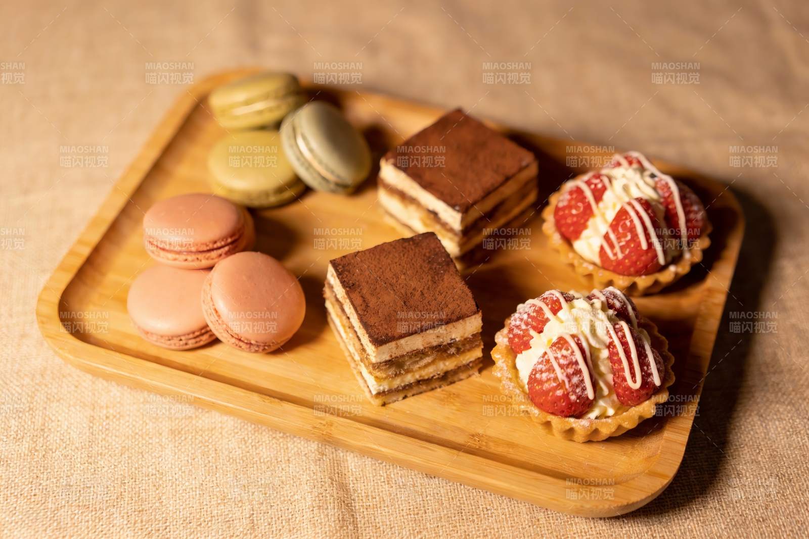 木质托盘上的精致甜点图片