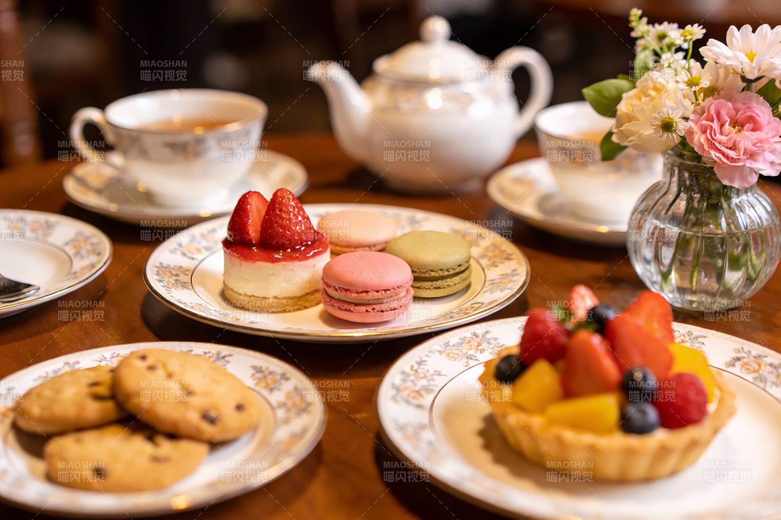 精致下午茶甜点与茶具摆盘图片