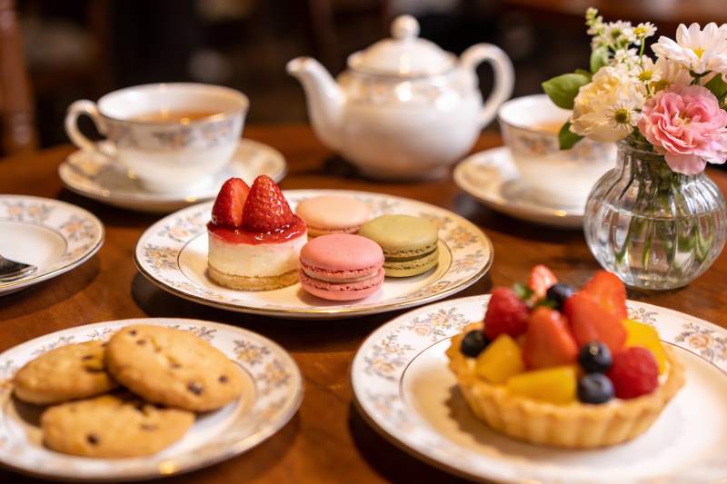 精致下午茶甜点与茶具摆盘图片