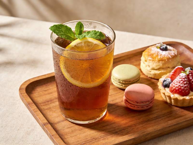 冰茶与甜点摆盘图片