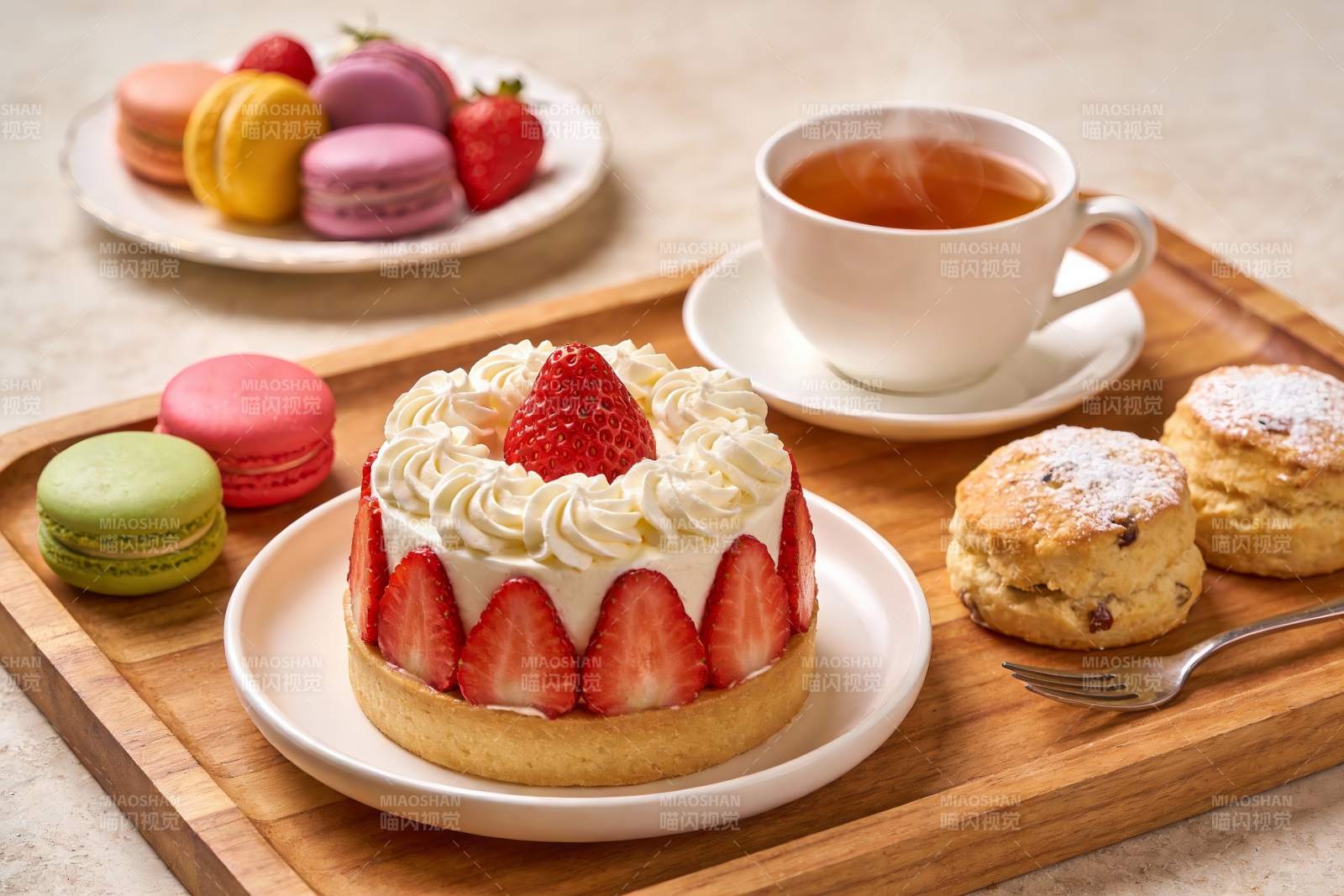 草莓蛋糕配马卡龙下午茶图片