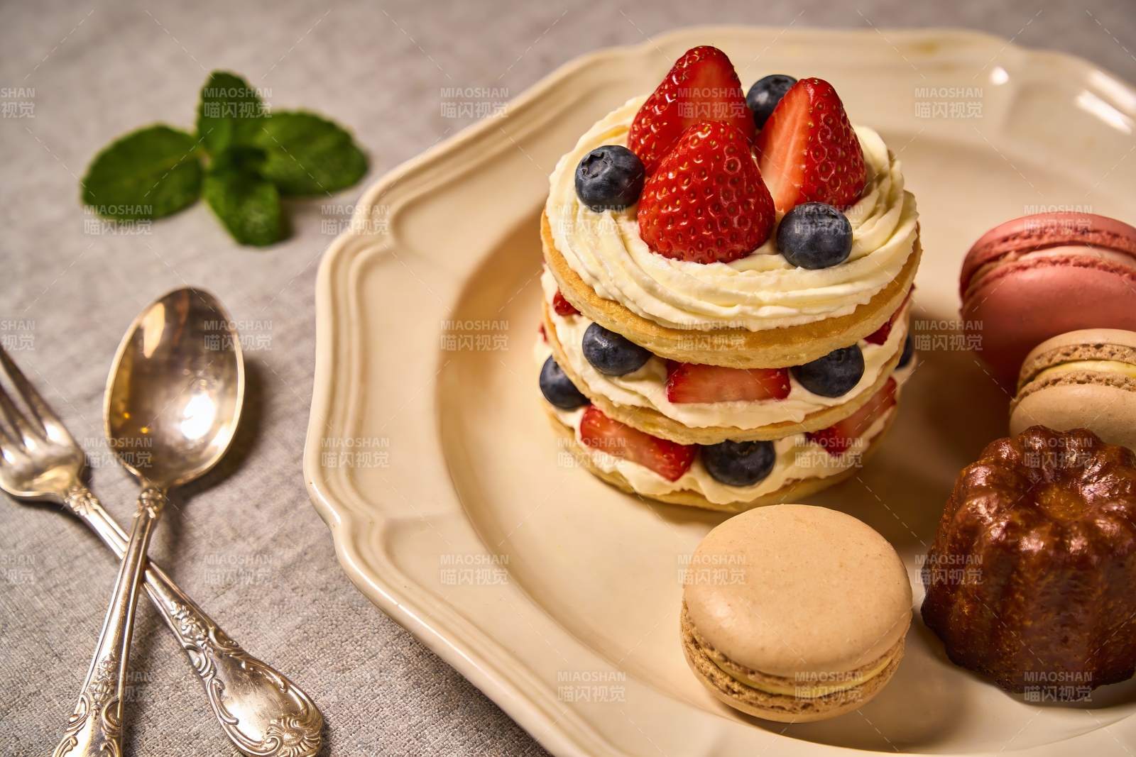 精致甜点摆盘图片