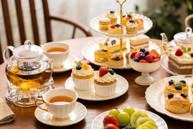 精致下午茶甜点与茶饮摆盘图片