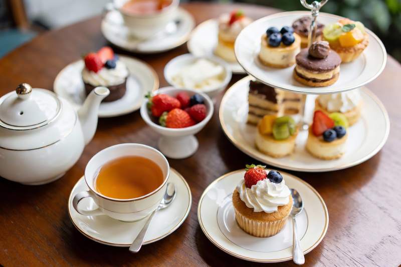 精致下午茶甜点与茶具摆盘图片