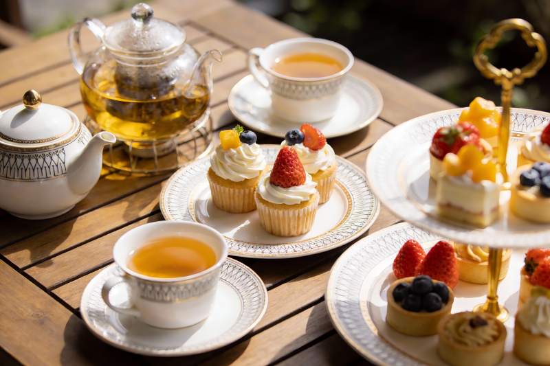 精致下午茶点心与茶具图片