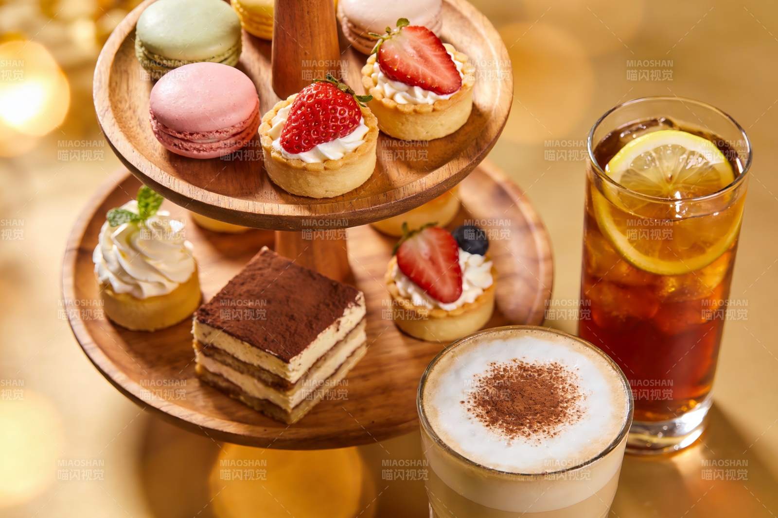 三层甜点架配饮品图片