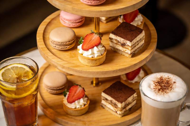 三层木质甜点架配饮品图片