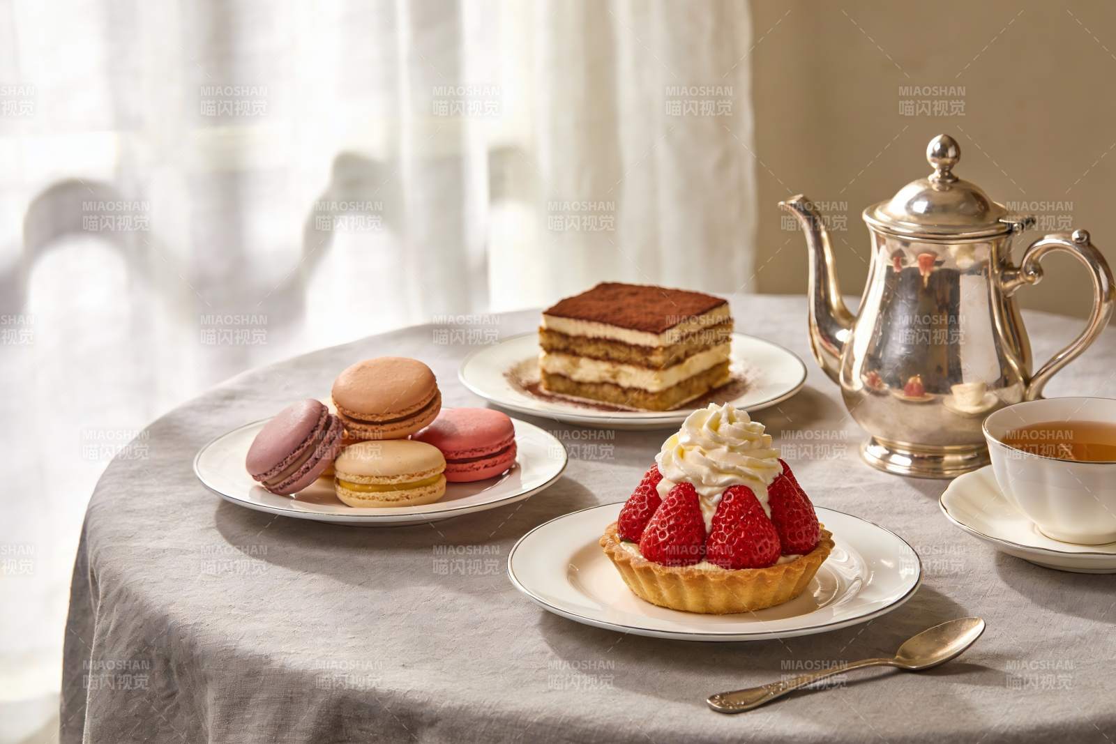 精致下午茶甜点与茶具摆盘图片